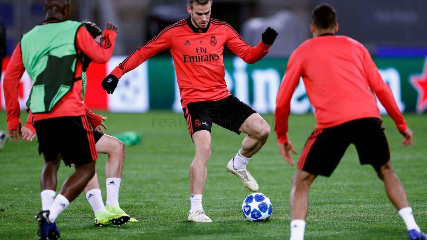 Bale pasa el balón en el entrenamiento en Roma