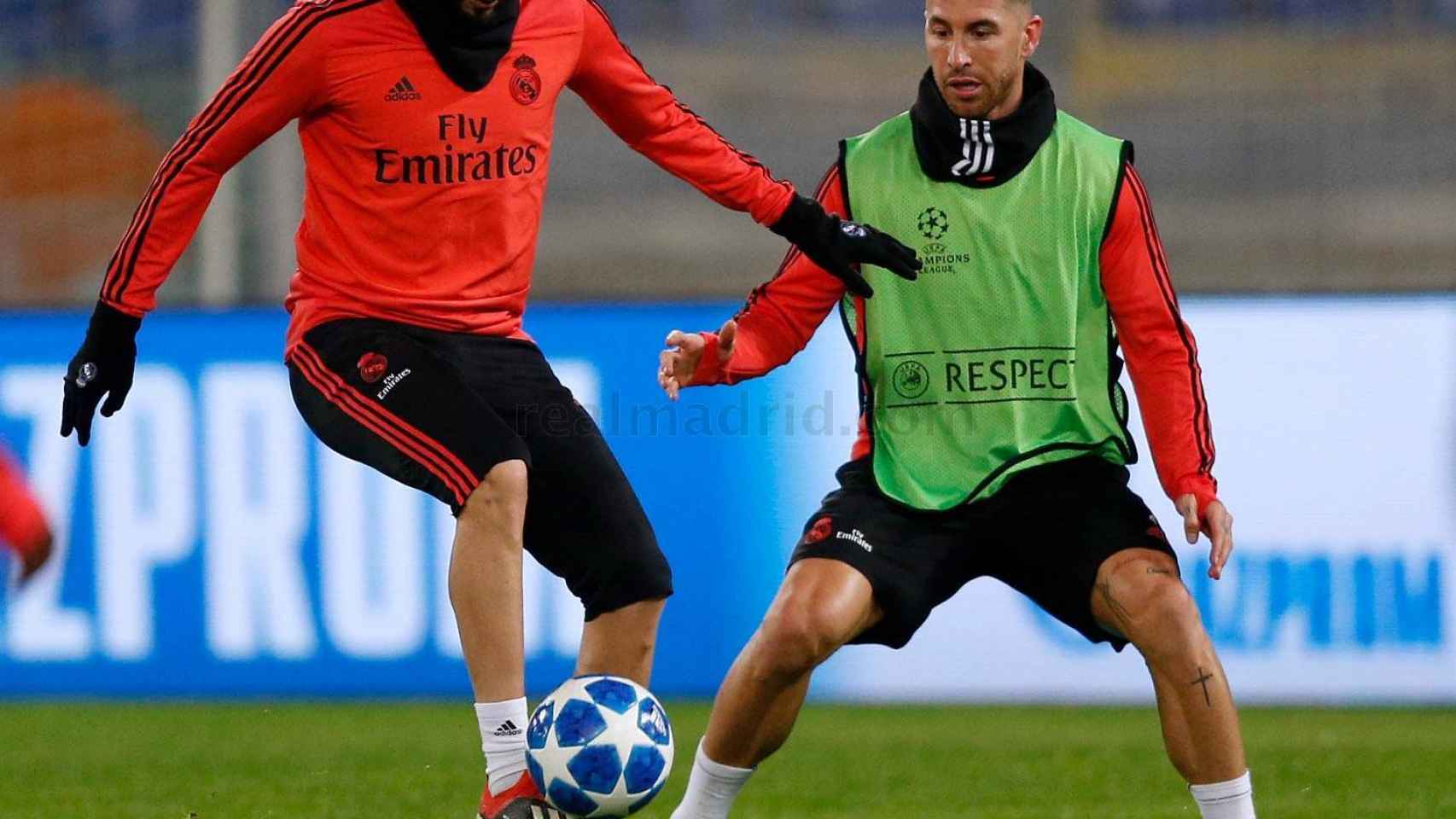 Benzema controla el balón ante la mirada de Ramos