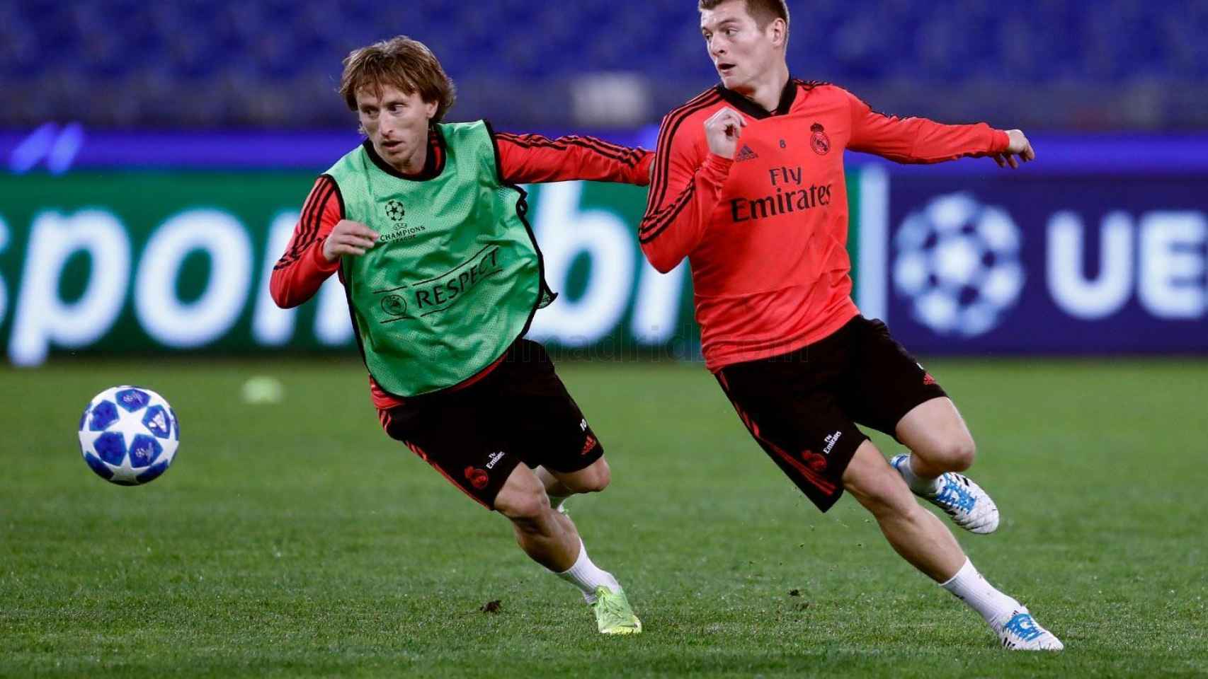 Modric y Kroos corren a por un balón en el entrenamiento