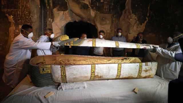 El sarcófago de la momia hallada en Luxor, Egipto.