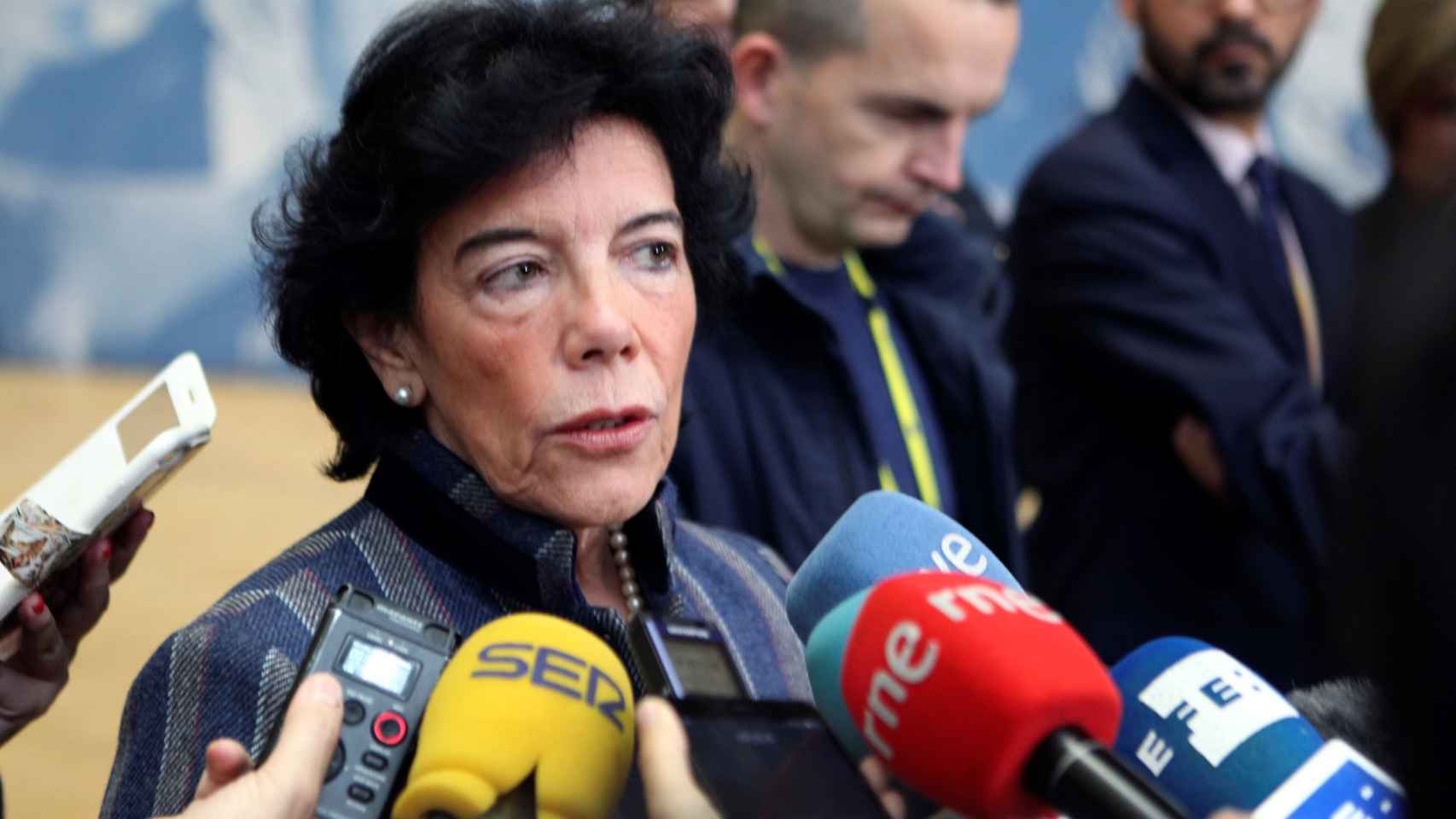 La portavoz del Gobierno, Isabel Celaá, habla con la prensa en Bruselas