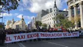 Élite Taxi y Plataforma Caracol se manifiestan en el centro de Madrid este lunes.