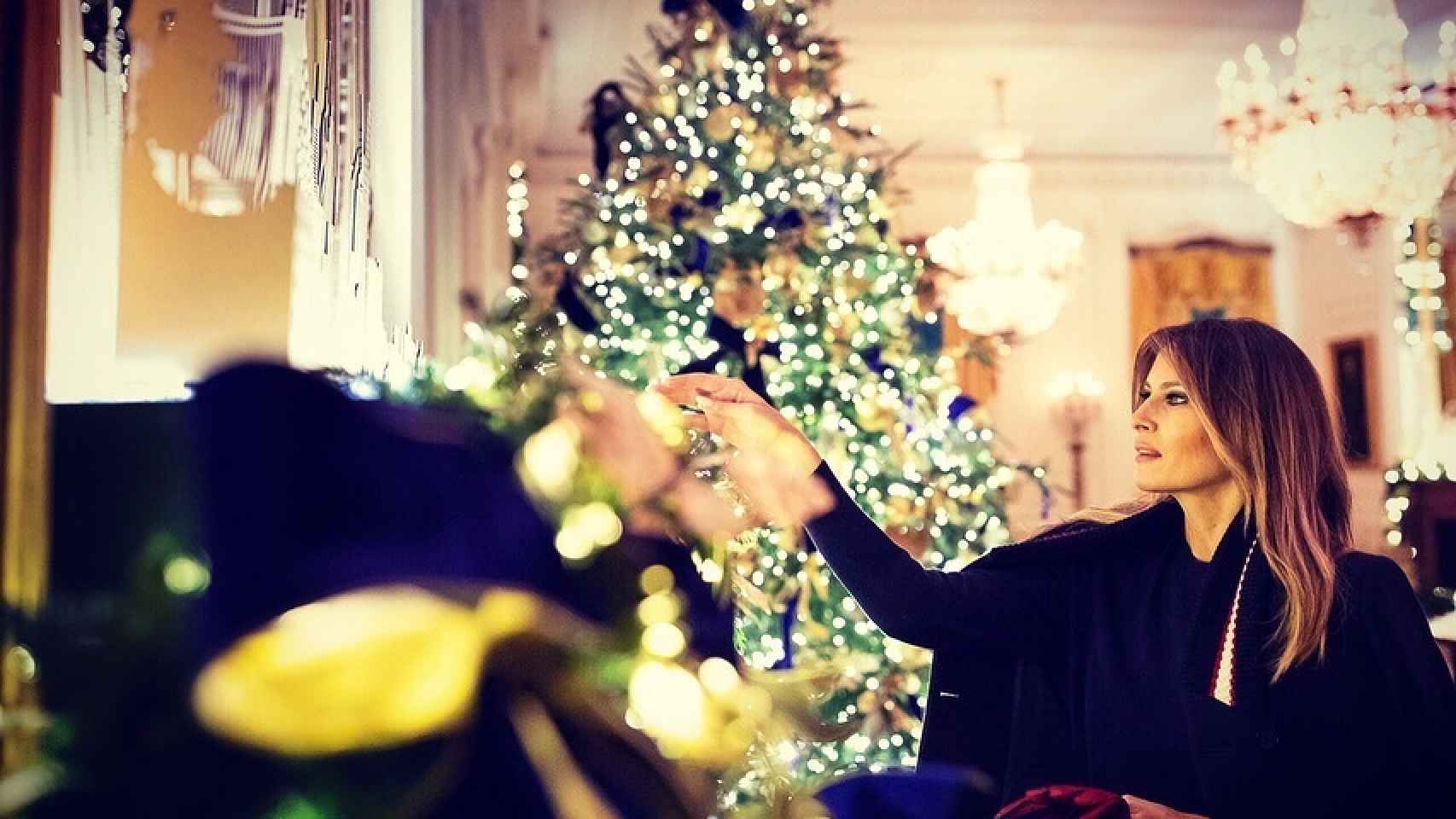 Melania Trump rematando la decoración navideña de la Casa Blanca