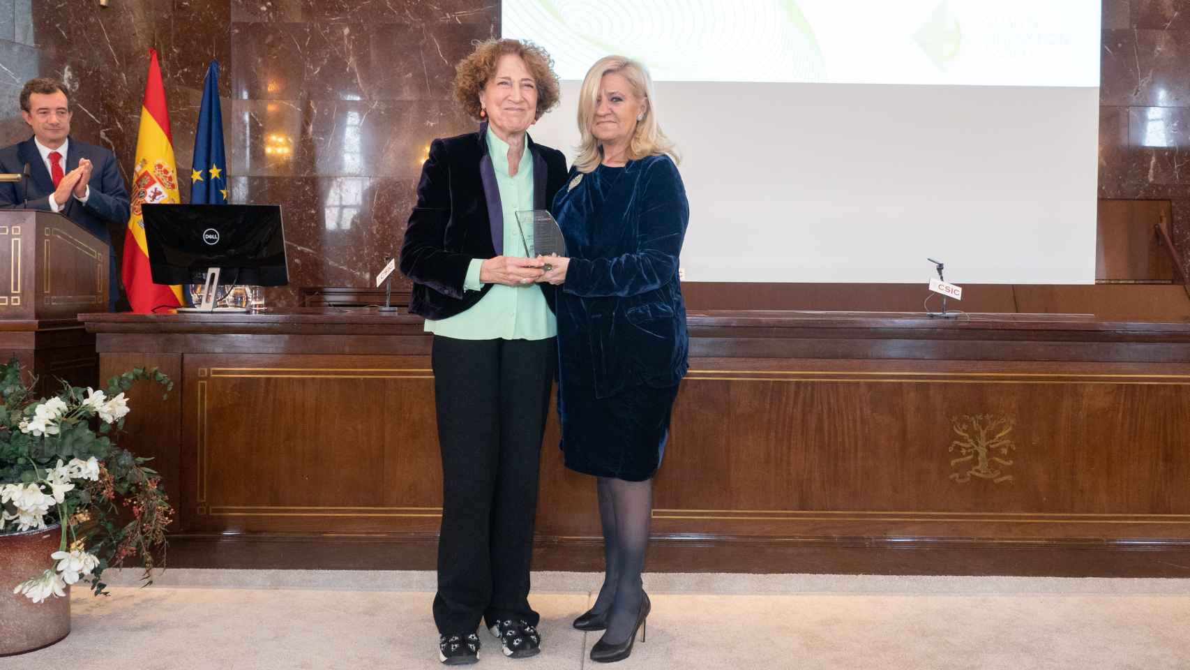 Carmen Iglesias, presidenta de la Real Academia de la Historia, recibe el premio de manos de la directora general de Madrid Excelente y vicepresidenta de los Centros de Excelencia, Irene Navarro.
