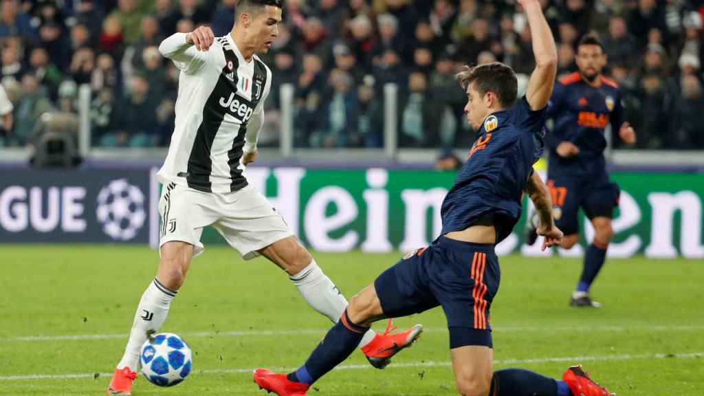 Paulista intenta robarle el balón a Cristiano Ronaldo.