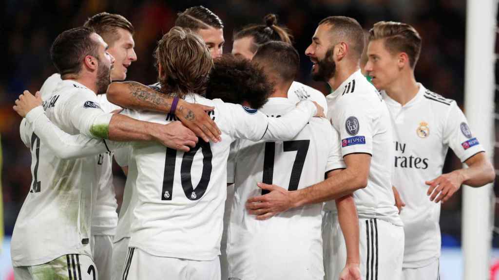 Piña de los jugadores del Real Madrid tras un gol en la Champions League