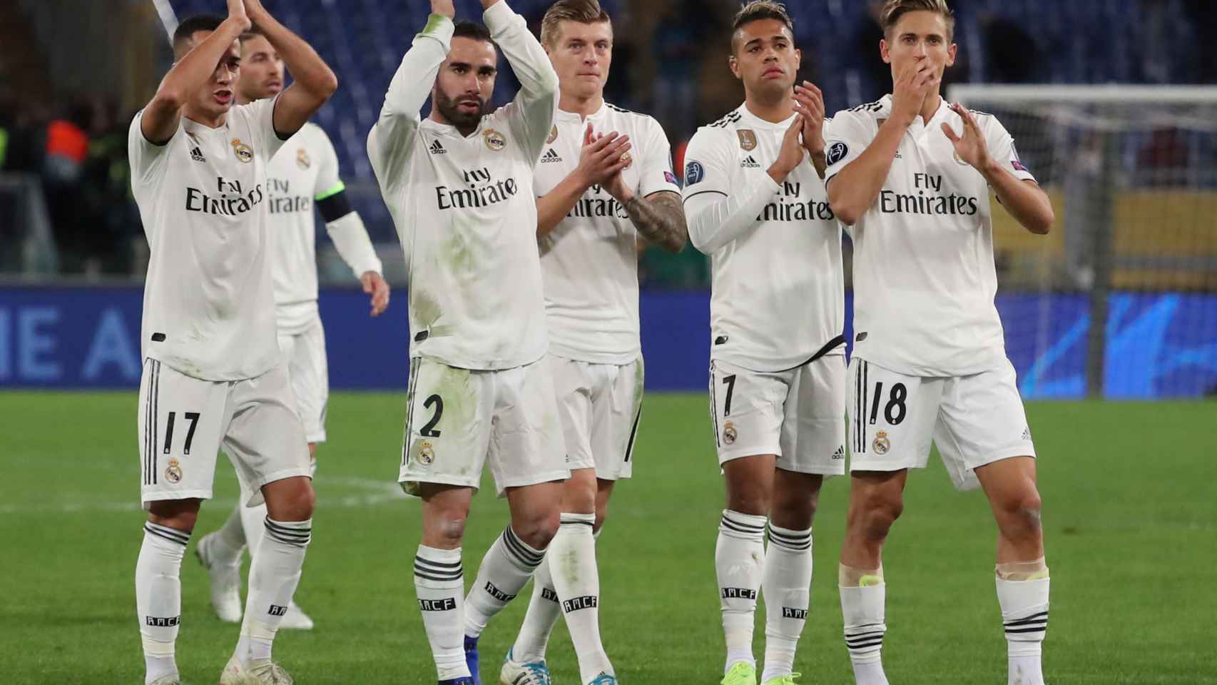 Los jugadores del Real Madrid aplauden a la afición tras la victoria contra la Roma