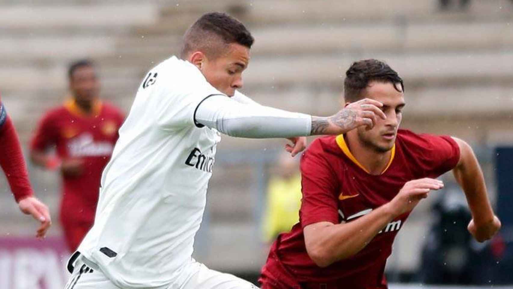 Rodrigo se va de unos rivales en el Roma - Juvenil A de la UEFA Youth League