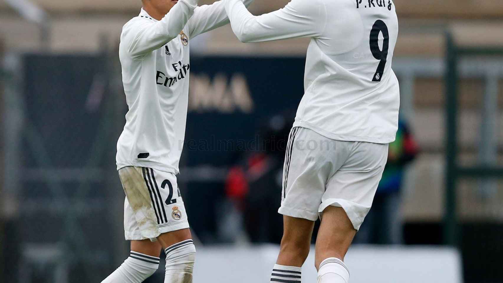 Pedro y Tirlea celebra un gol durante el Roma - Juvenil A