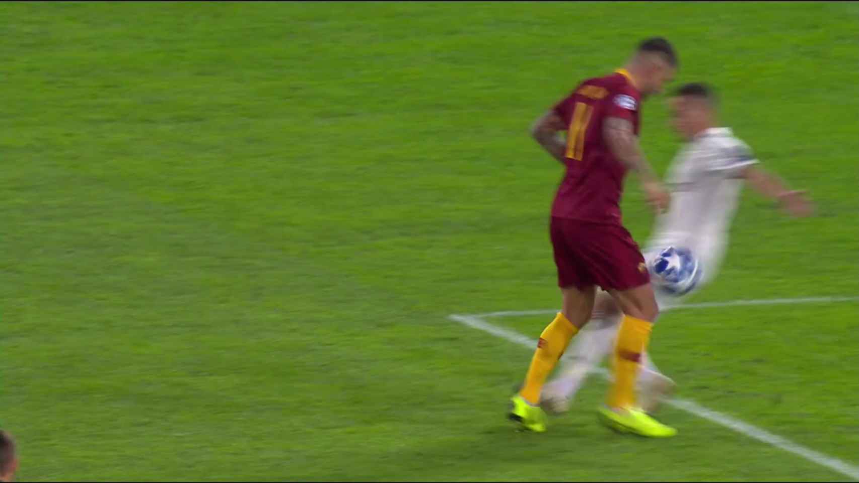 La Roma pide penalti de Lucas Vázquez por mano