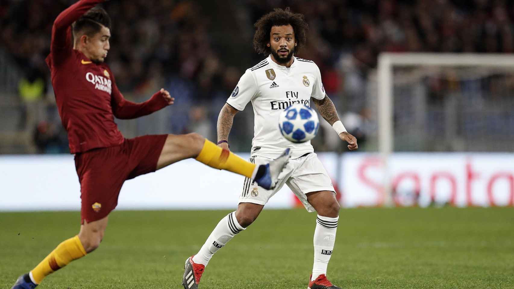 Cengiz Under de la Roma disputa un balón con Marcelo