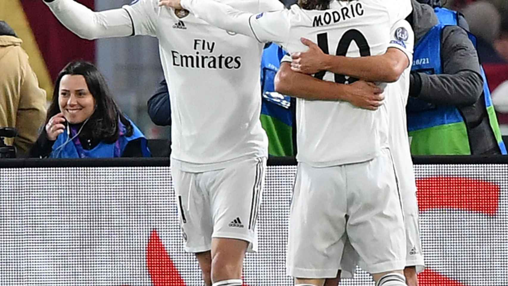 Gareth Bale celebra con su compañeros el primer gol ante la Roma
