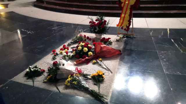 La tumba de Franco, cubierta de flores, en el Valle de los Caídos.