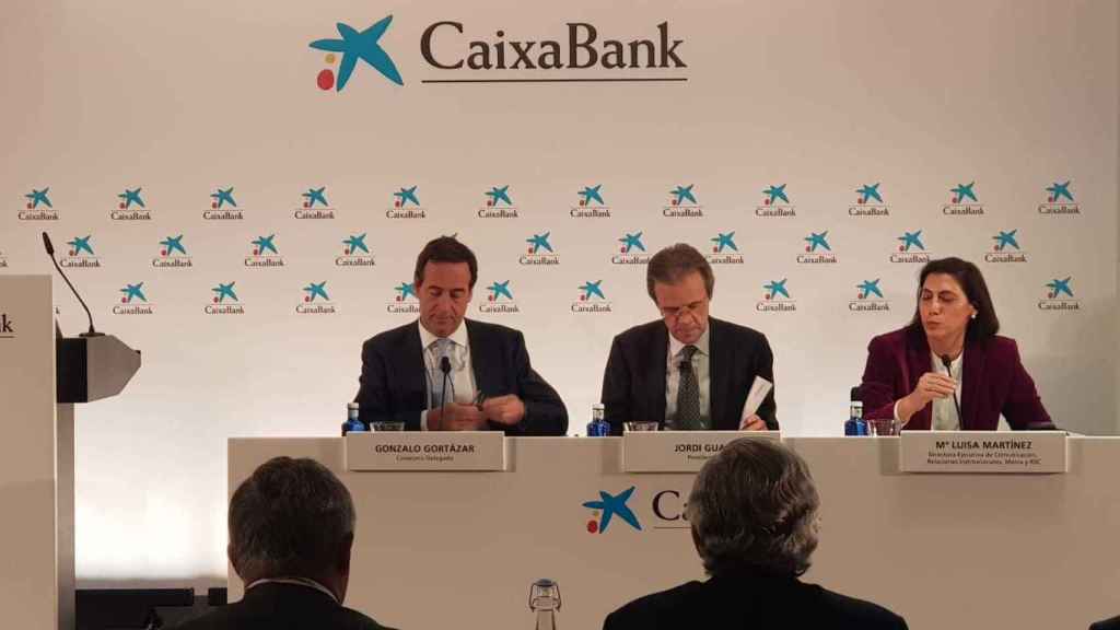 Gonzalo Gortázar, CEO de Caixabank; Jordi Gual, presidente de la entidad y María Luisa  Martínez, directora de comunicación.