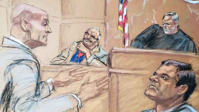 El 'Chapo' a la derecha del dibujo durante un momento del juicio