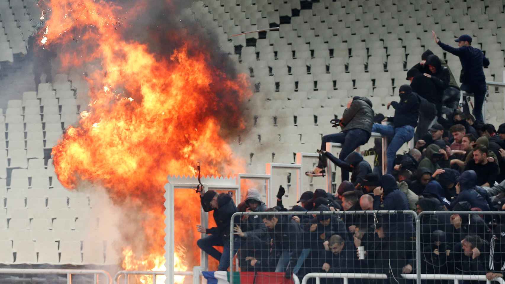 Vídeo Ultras del AEK de Atenas lanzan bengalas contra la afición del Ajax de Amsterdam