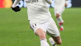 Gareth Bale dirige el balón en una contra ante la Roma