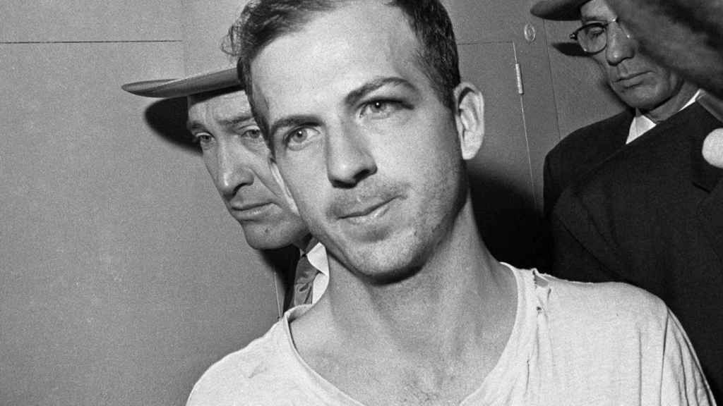 Lee Harvey Oswald  momentos antes de su asesinato.
