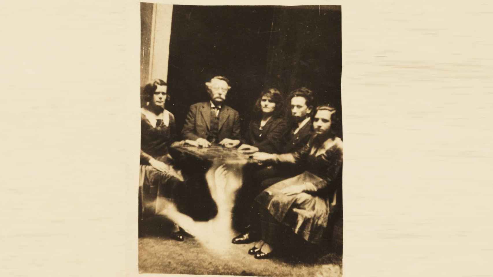 Una fotografía de una sesión de espiritismo en 1920, trucada para que aparezca un brazo fantasmagórico.
