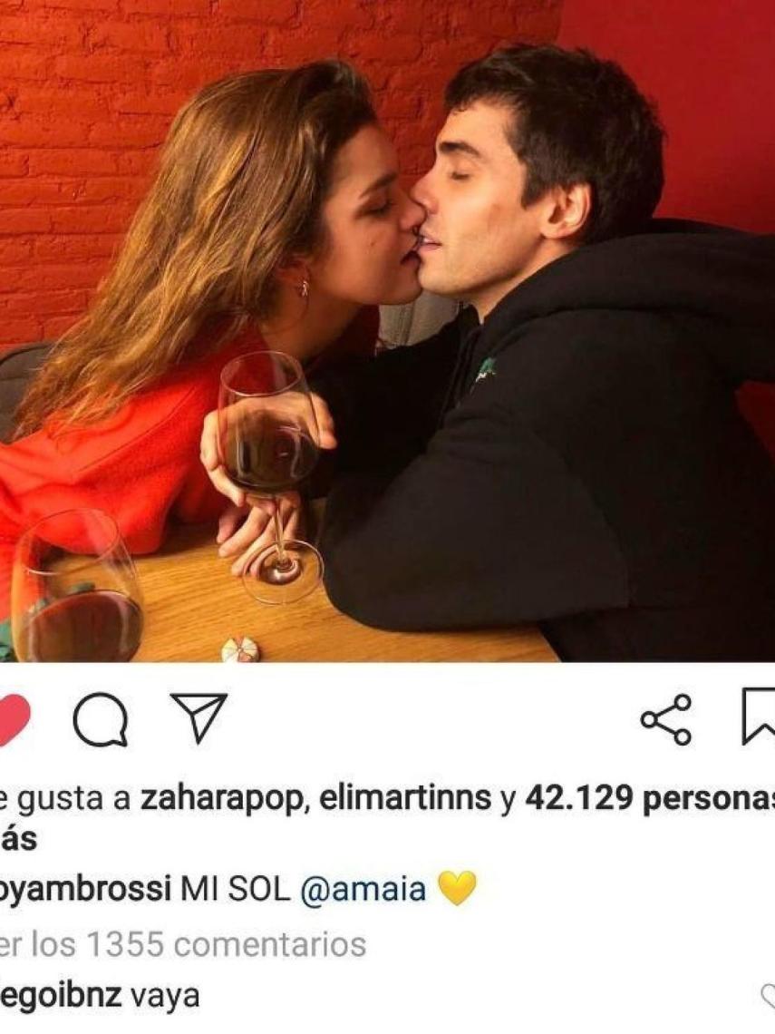 Javier Ambrossi y Amaia Romero se dan un beso.