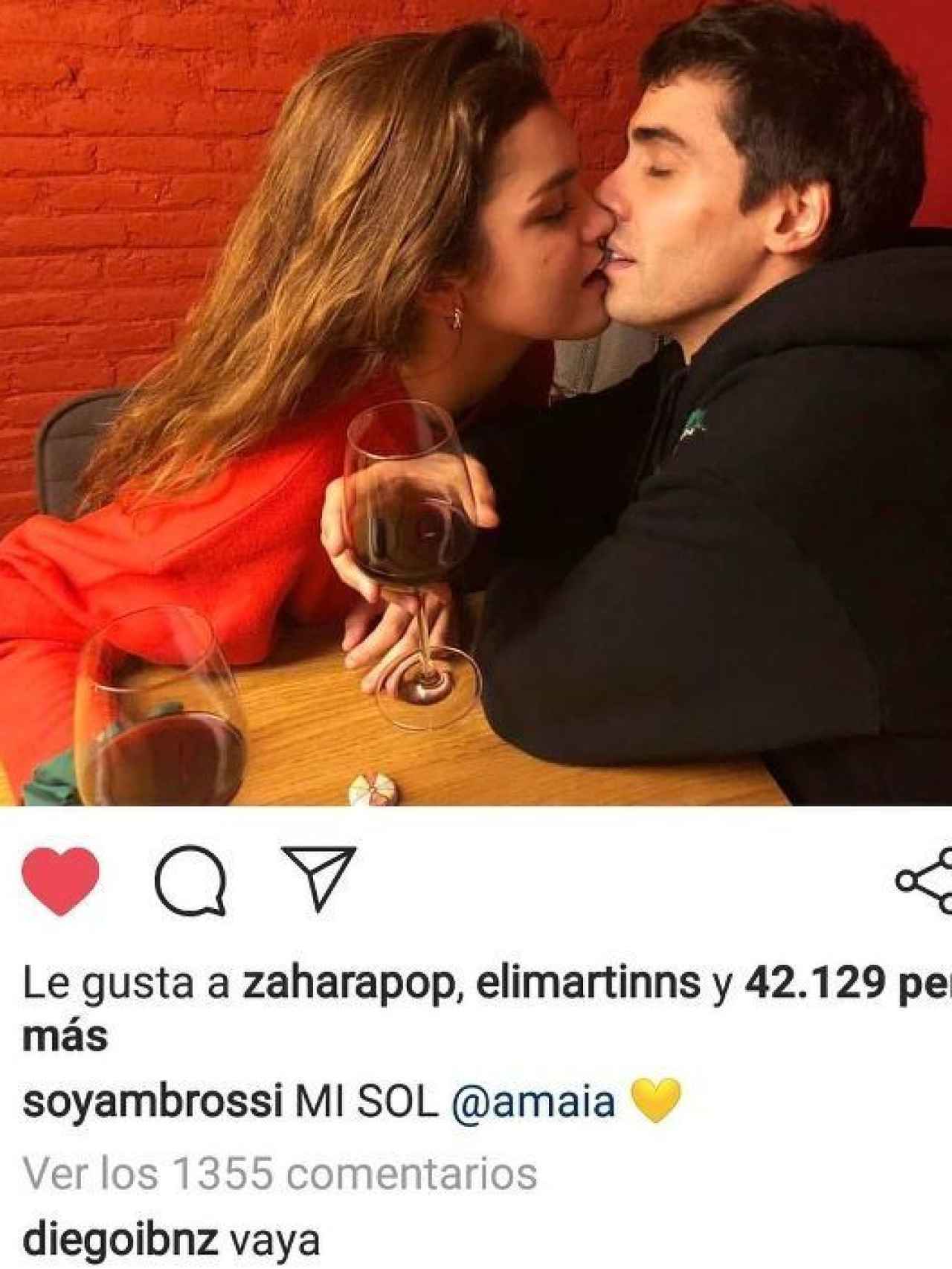Javier Ambrossi y Amaia Romero se dan un beso.