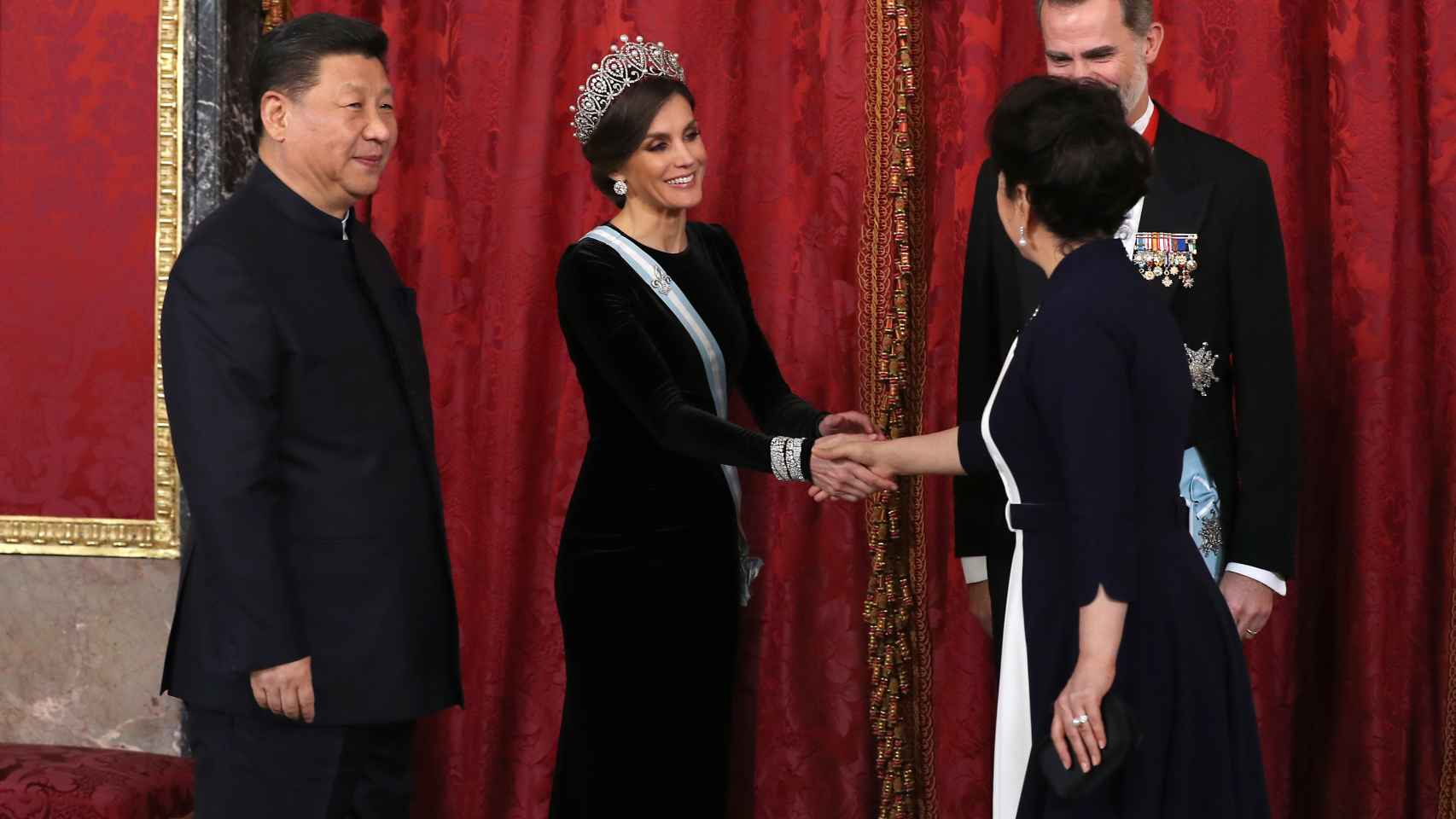 La reina Letizia saludando a la primera dama Peng Liyuan.