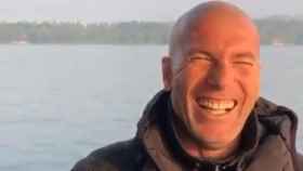 Zinedine Zidane se ríe en sus vacaciones en China