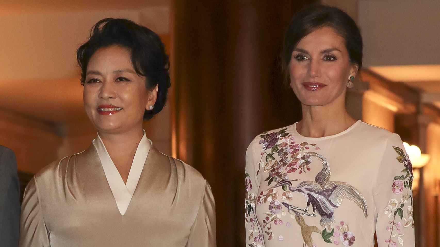 Peng Liyuan y Letizia, en el Palacio Real.