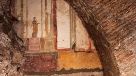 En los túneles se han hallado vestigios de estructuras y algunos frescos en las paredes.