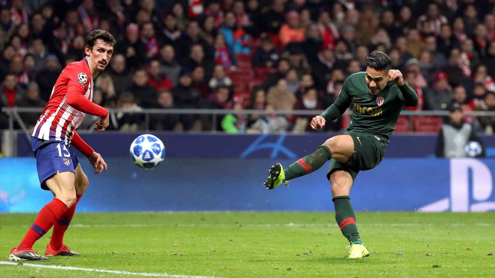 Falcao dispara un balón ante el Atlético de Madrid