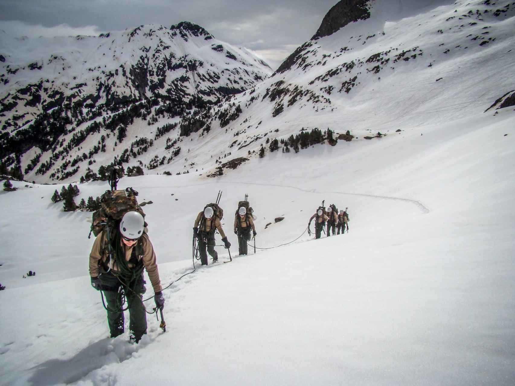 Los militares destinados a la misión, en un entrenamiento en el Pirineo Oscense.