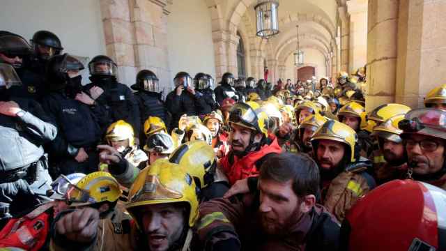Los bomberos de la Generalidad intentan irrumpir por la fuerza en el Parlamento autonómico catalán.