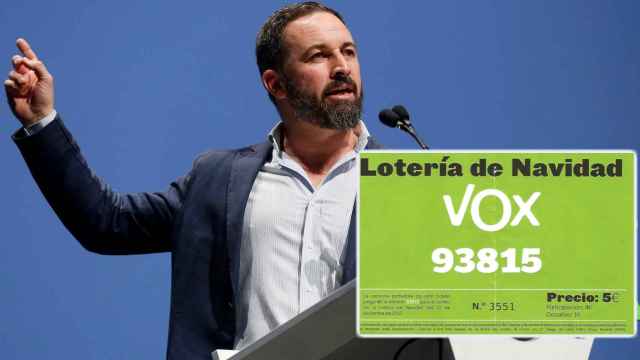 Santiago Abascal con una de las participaciones de lotería denunciadas.