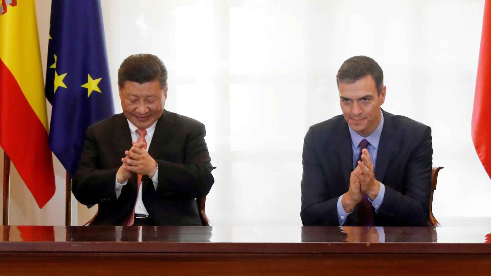 Xi Jinping, presidente de China, y Pedro Sánchez, presidente del Gobierno, minutos antes de firmar acuerdos comerciales en Moncloa, en 2018.