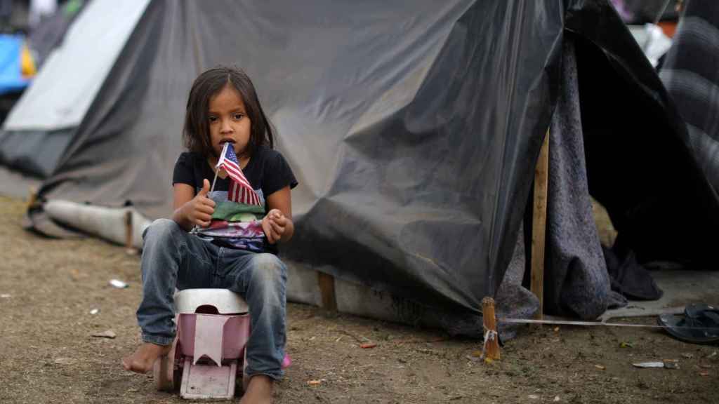 Una niña en la frontera estadounidense en Tijuana
