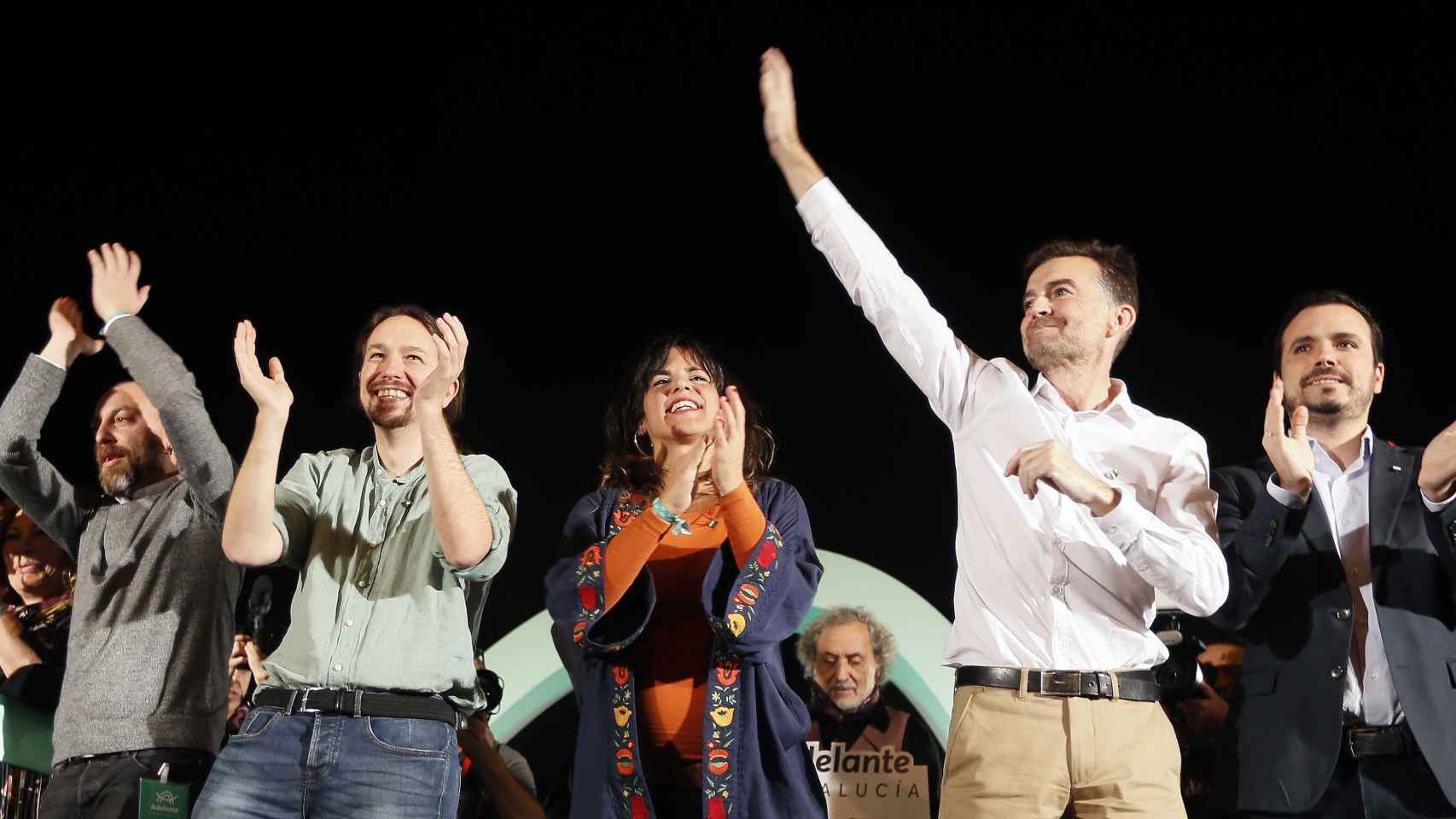 Pablo Iglesias, Teresa Rodríguez, el coordinador de IU en Andalucía, Antonio Maillo, y el coordinador federal de IU, Alberto Garzón, en el mitin de Sevilla.