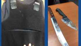 El chaleco del agent agredido y los cuchillos que se le incautaron al atacante.