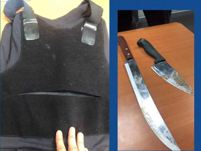 El chaleco del agente agredido y los cuchillos que se le incautaron al atacante.