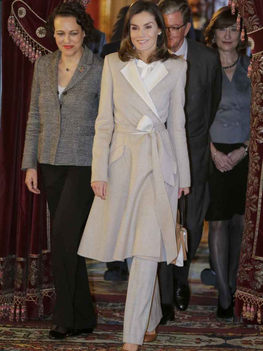 La reina Letizia con abrigo camel de Carolina Herrera.