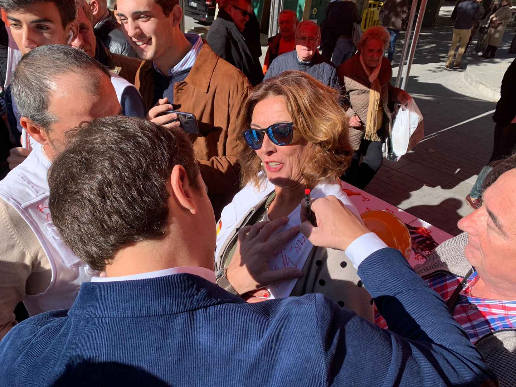 Rivera firma el chaleco de una señora en Córdoba.
