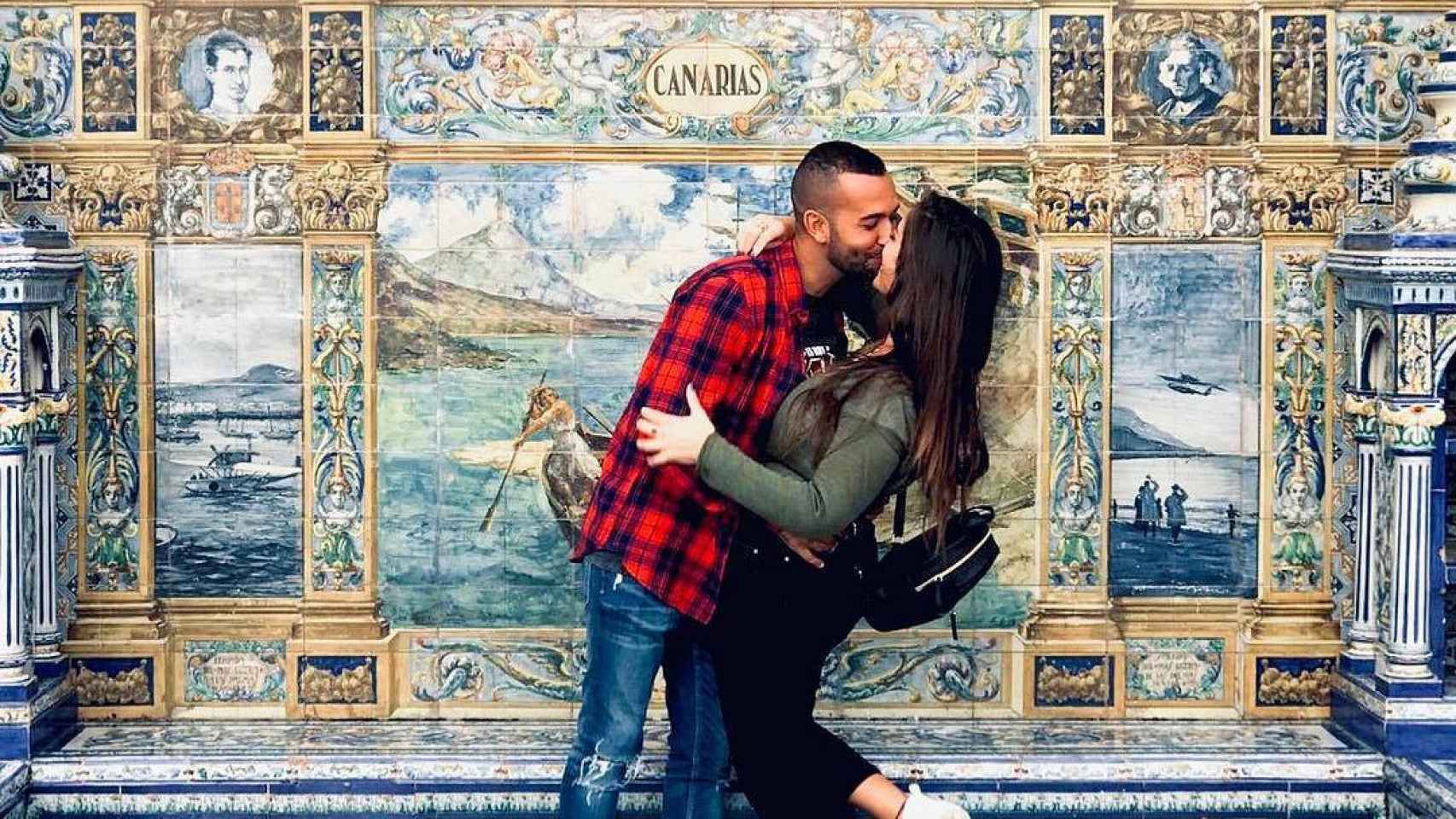 Anabel Pantoja y Omar Sánchez besándose en la Plaza de España de Sevilla.
