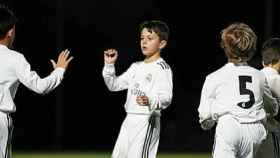 Canteranos del Real Madrid celebran un gol