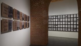 Varias de las obras de la muestra 'El poder del arte' en el sótano del Congreso.