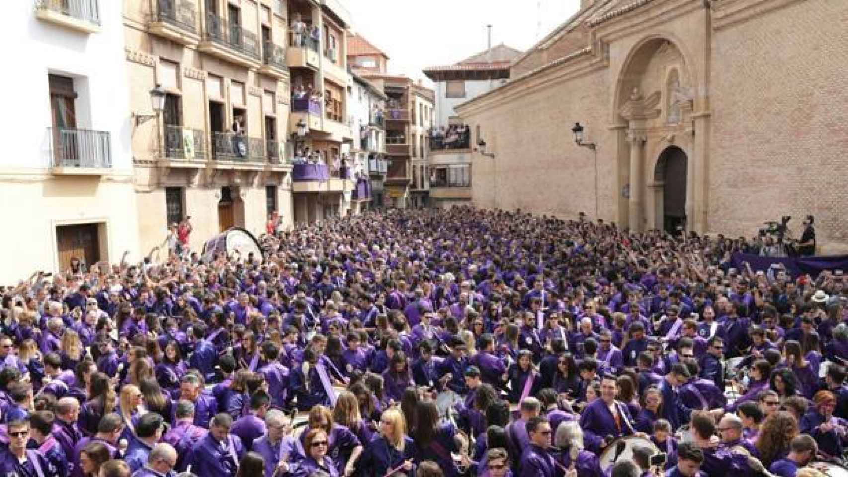 Imagen de una tamborrada en Teruel.