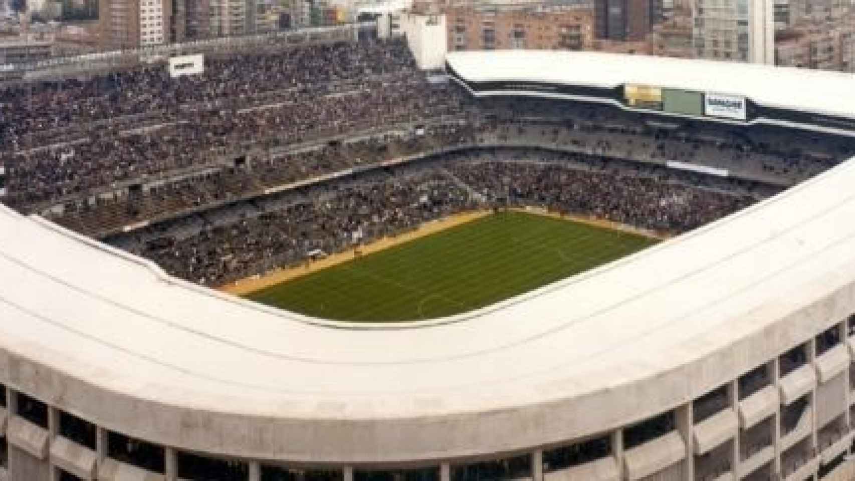 GOLPERU - ¡UNA GRAN DIFERENCIA! Hacer el estadio Santiago Bernabéu 🏟️ en  1947 costó 68 millones de pesetas, al cambio de hoy serían unos 400 mil  euros 💰. Sin embargo, para su