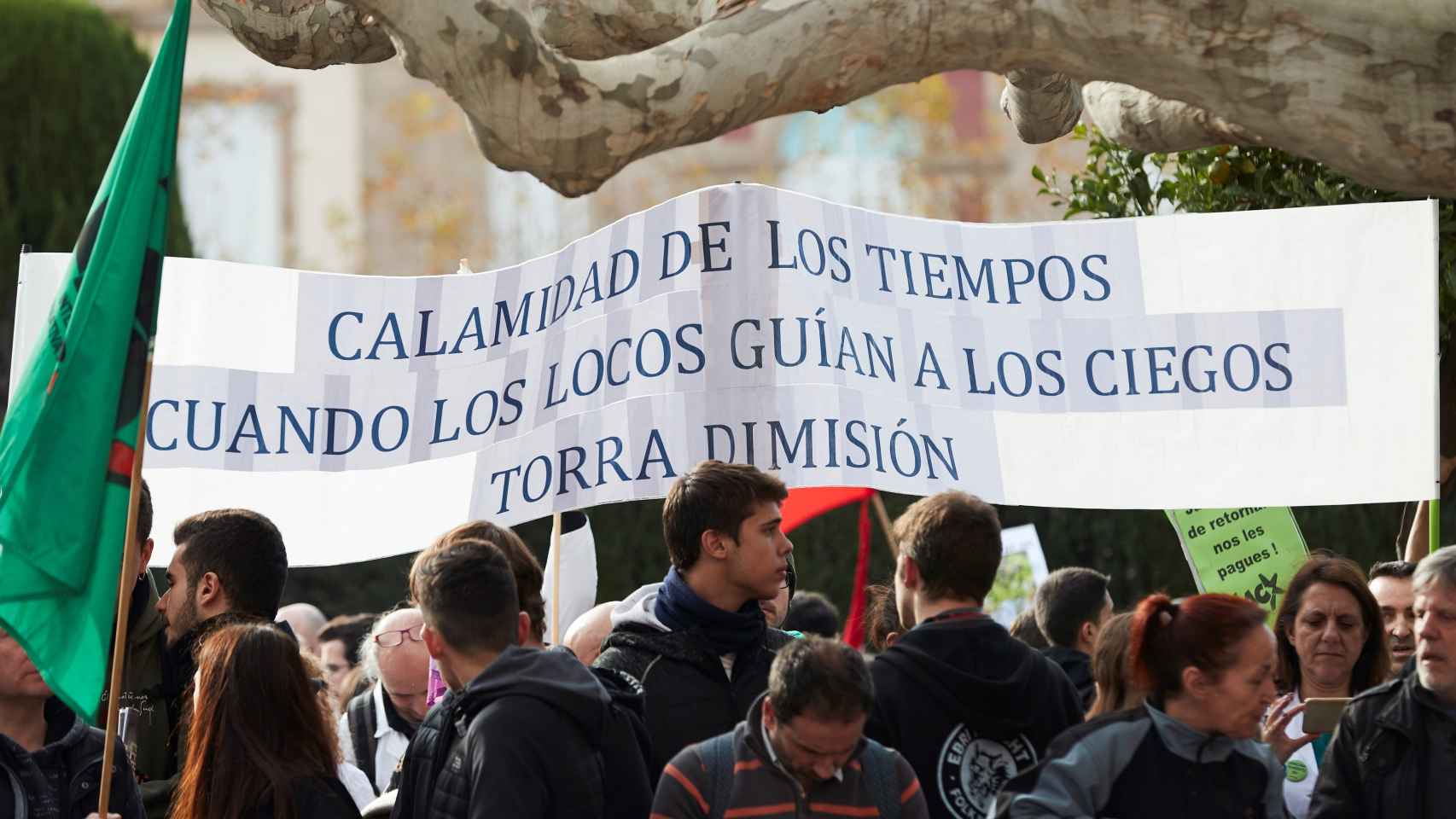 Trabajadores públicos de la Generalitat se manifiestan en Barcelona hasta las puertas del Parlament.