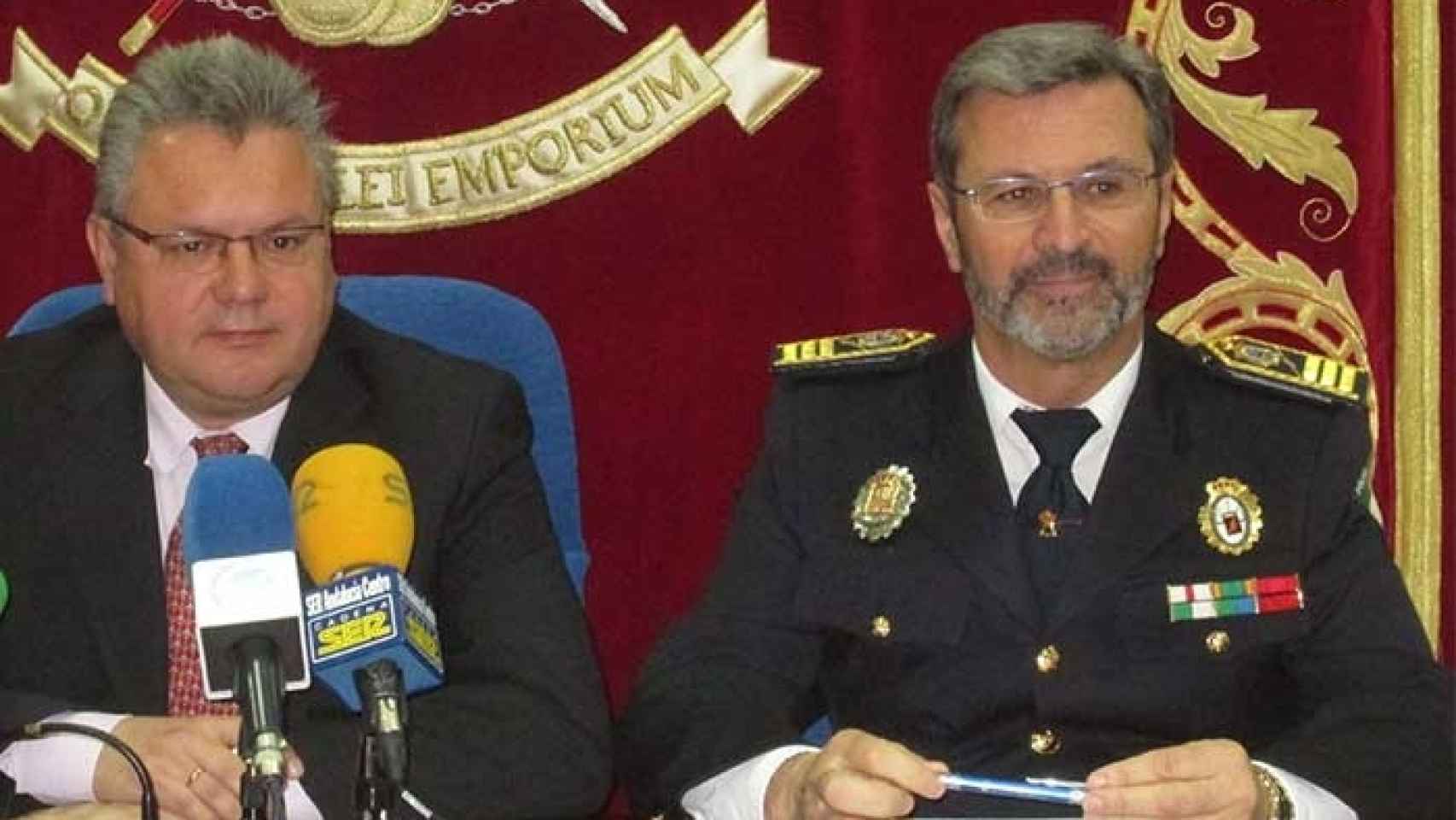El alcalde de Puente Genil, el socialista Esteban Morales, junto al ex jefe de la Policía Local de la localidad cordobesa, Lorenzo Humánez.