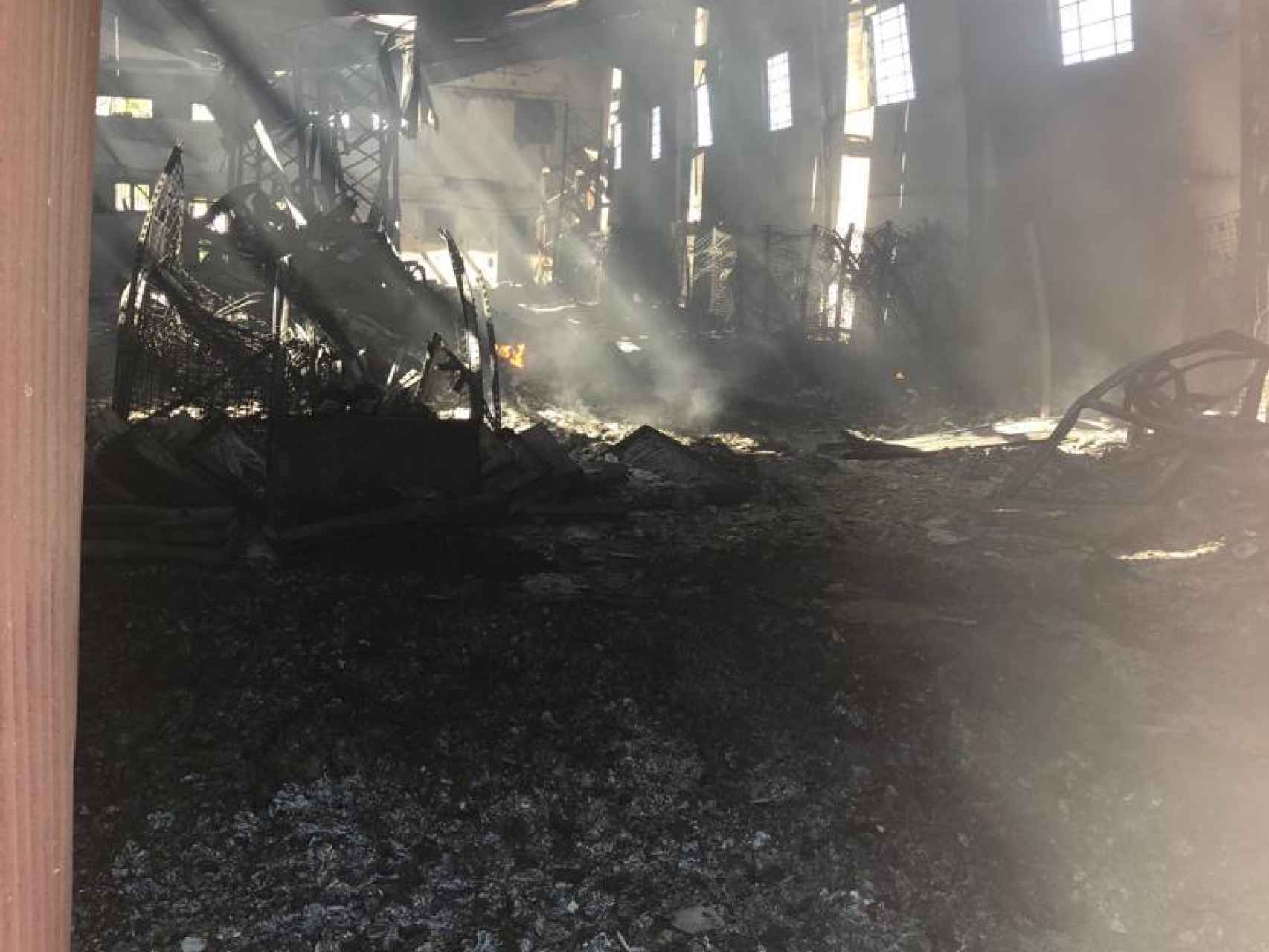 El almacén de 'La Casa de las Carcasas' se incendió entero debido a un fallo eléctrico.