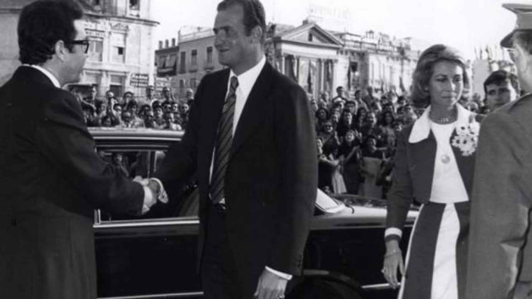 El rey Juan Carlos saliendo de su Mercedes Benz 300