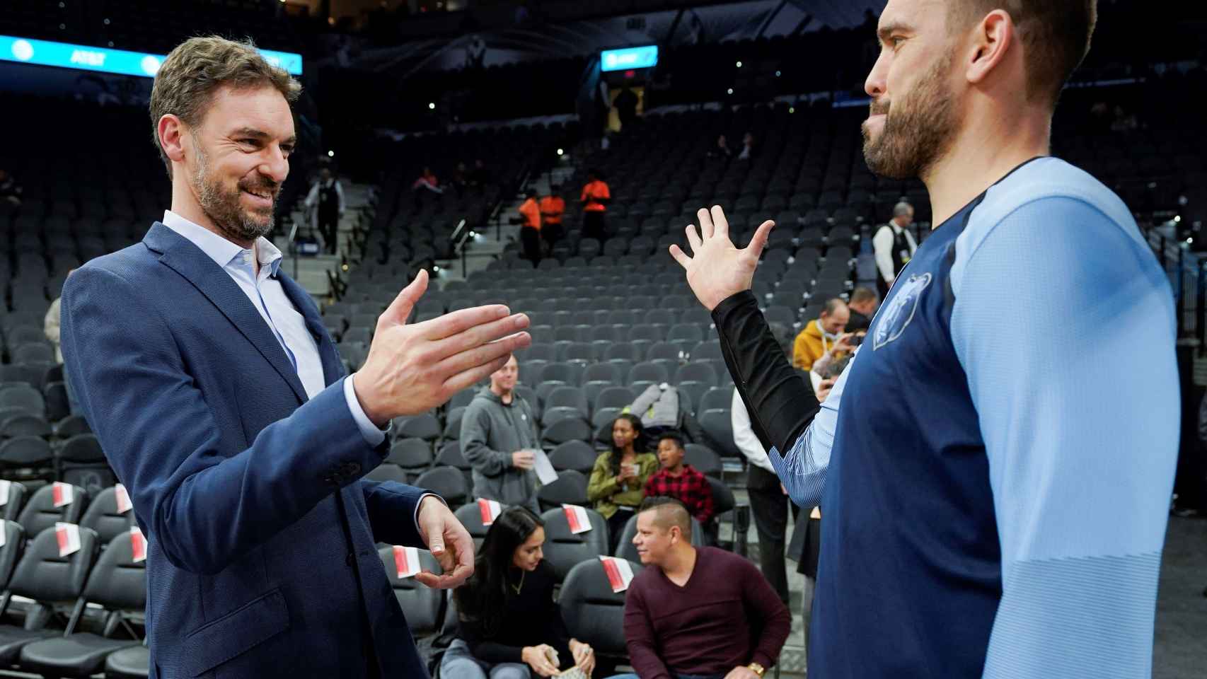 Pau Gasol, de los Spurs, saluda a su hermano Marc, de los Grizzlies, antes de un partido entre estos equipos.